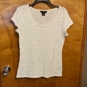 LIZ CLAIBORNE. TEXTURED SHORT SLEEVE TOP. WHITE. NWT